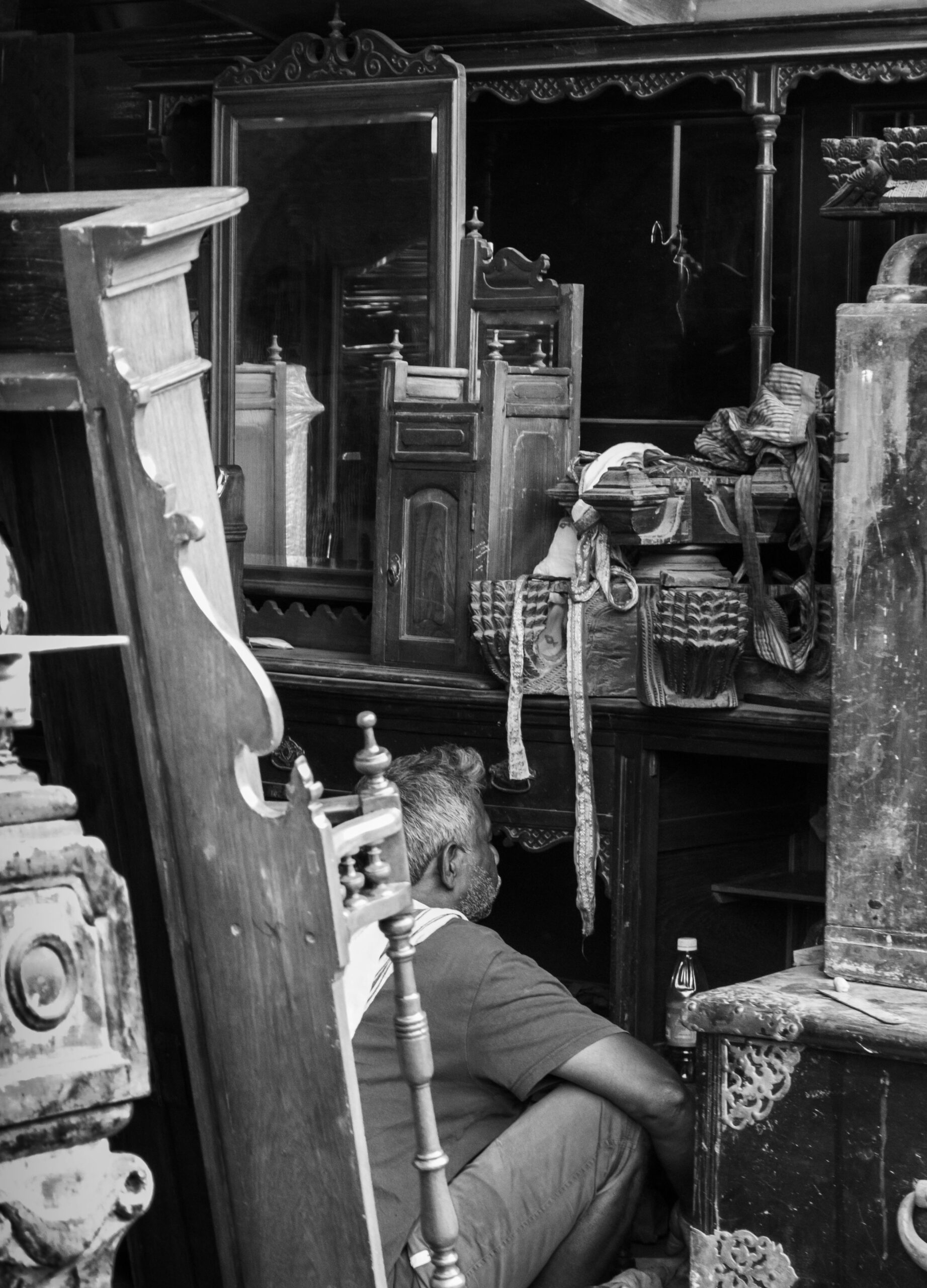 Personne observant des meubles anciens dans une boutique