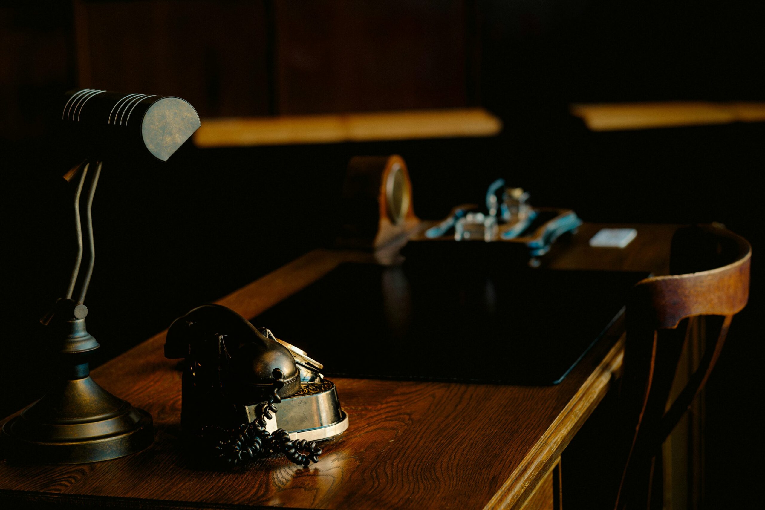 Bureau ancien en bois avec lampe et objets d’époque