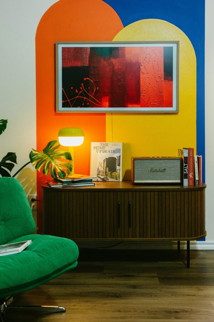 Salon contemporain avec mobilier vintage