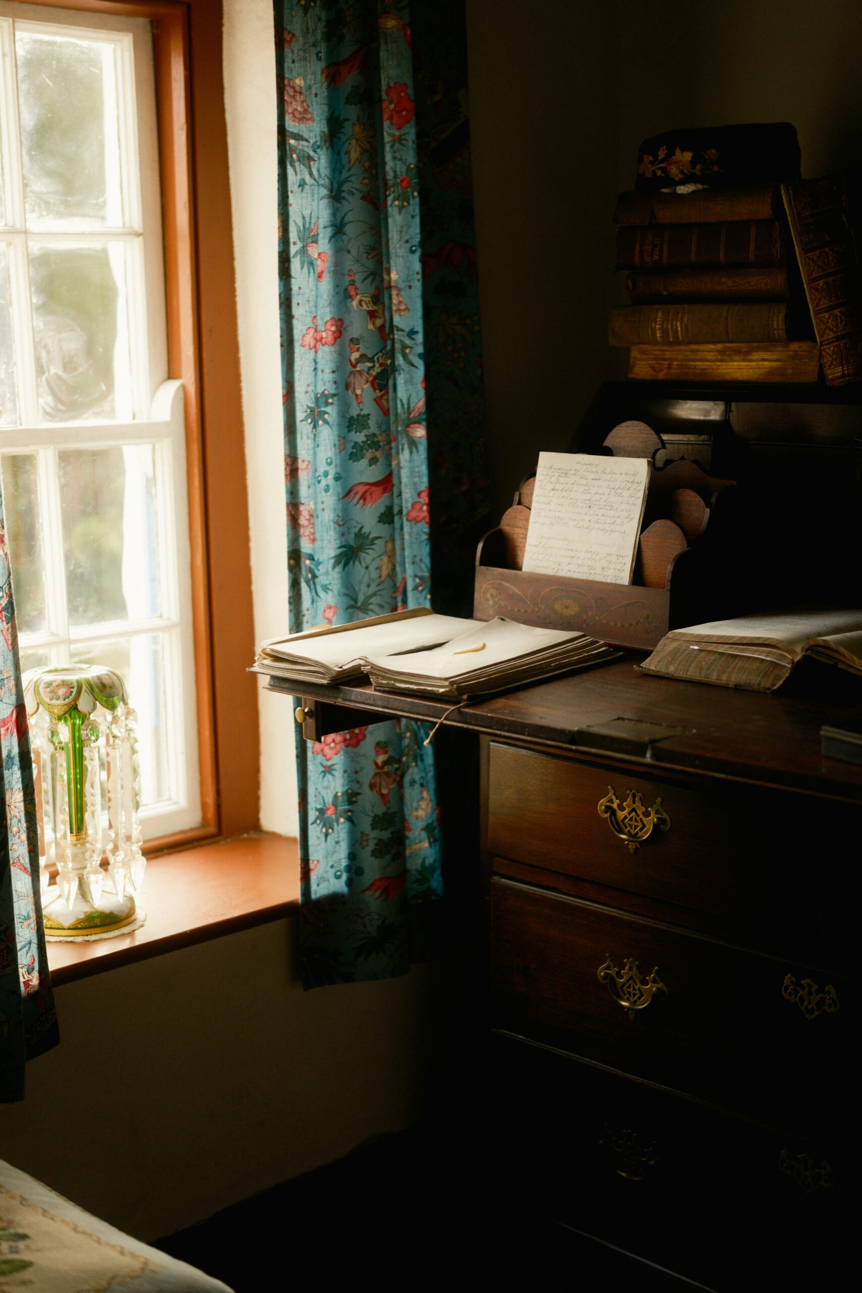 Bureau ancien avec livres près d’une fenêtre